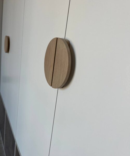 шкаф на заказ с деревянными ручками