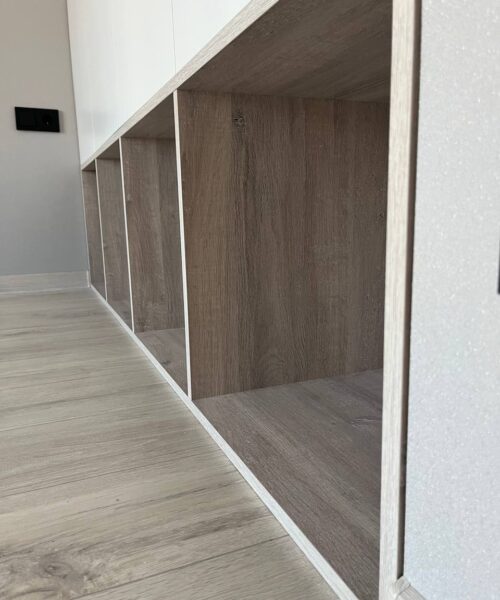 шкаф с нишами для хранения