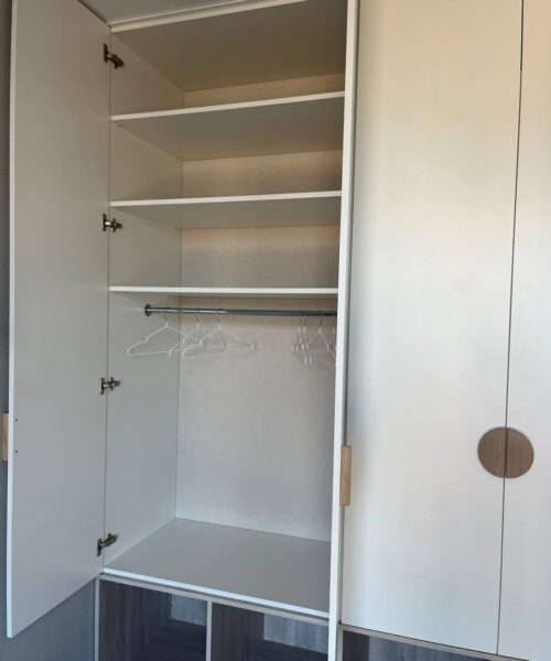 шкаф с рейкой для одежды