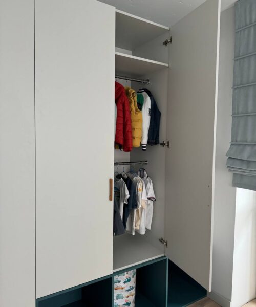 открытый шкаф в детской