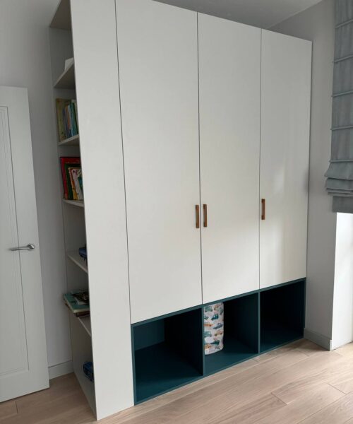 светлый шкаф для детской комнаты